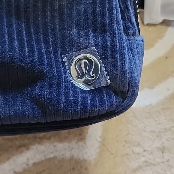 Lululemon Everywhere Belt Bag *Corduroy in True Navy NWT - Picture 3 of 6